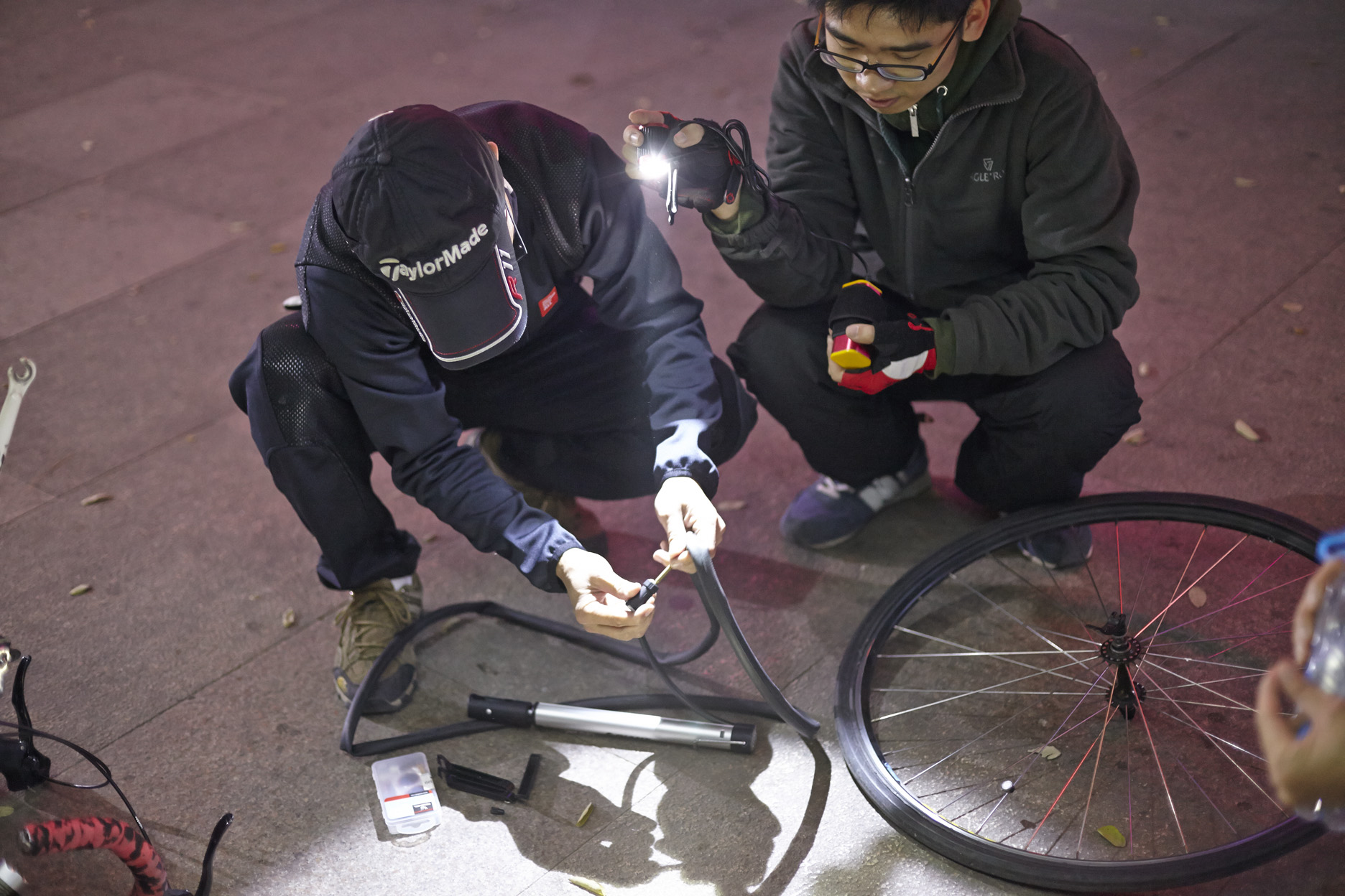 老关的车胎扎了