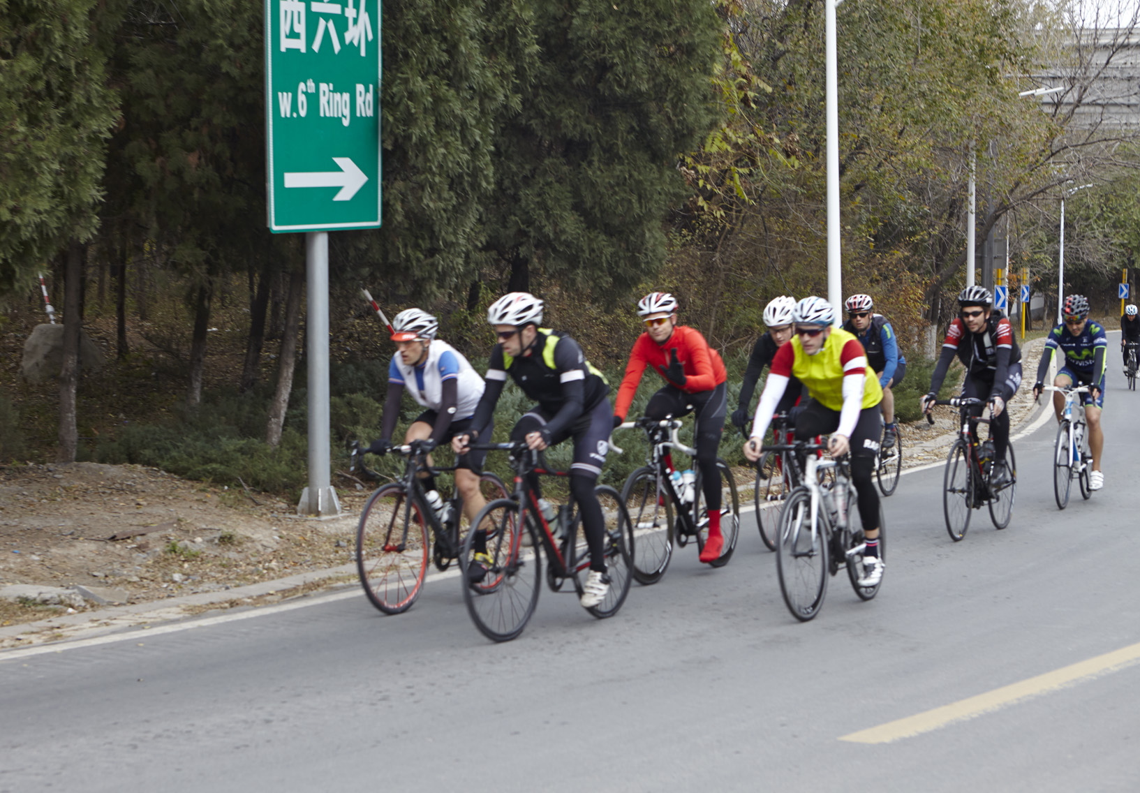 路遇拉练的国外友人骑行队