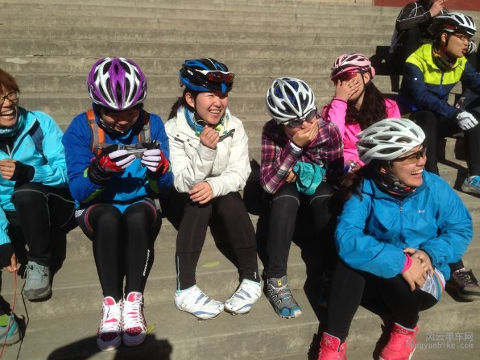 发现帅哥的妹子