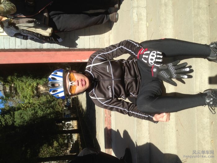 禽兽小朋 爬了两遍宝葫芦突然觉得汗没出透 自己默默地爬谭王路去了