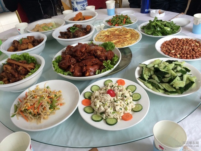 随便吃 那道菜不够随时叫服务员上 也包括猪蹄子