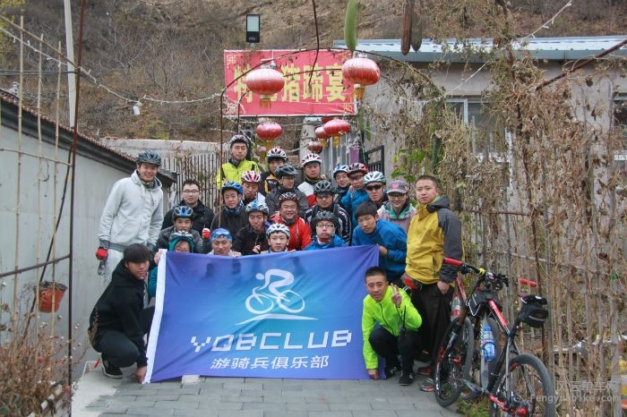 24位骑友合影留念