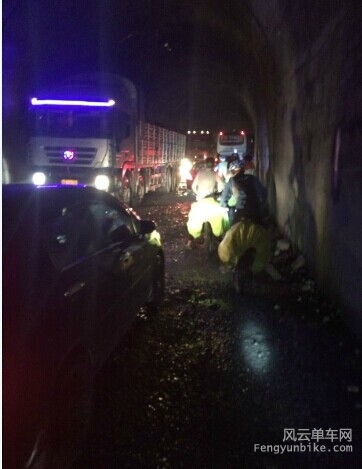 老虎嘴隧道，没有灯，特别危险