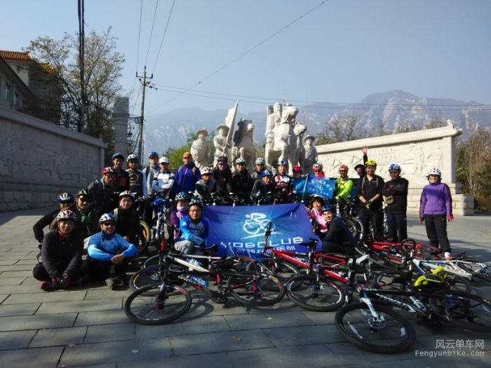 和一代名将戚继光雕像合影