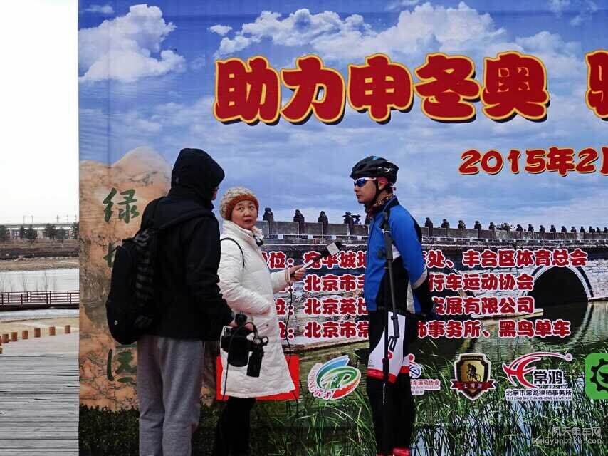 小訢代表车友接受媒体采访