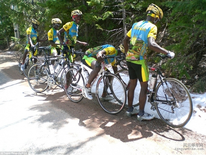 卢旺达自行车队在美国集训时看到雪的那一刻