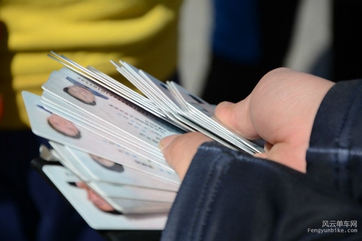 这是换门票需要的身份证，很有气势有木有，嘿嘿，我可知道你们的名字了