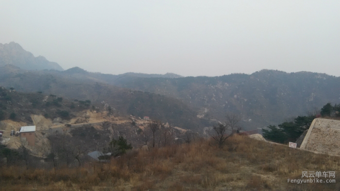 爬坡，盘山公路边上已经被农家院“浸淫”了