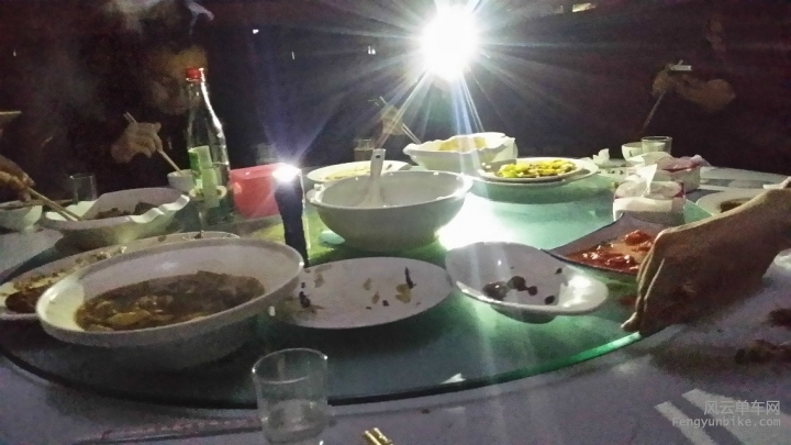 饭吃着吃着跳闸了，看看这盘子，就知道我们的战斗力~~