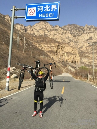 铁铁童鞋很自虐的要举俩辆车