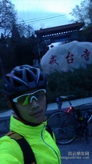 凌晨五点半左右的戒台寺