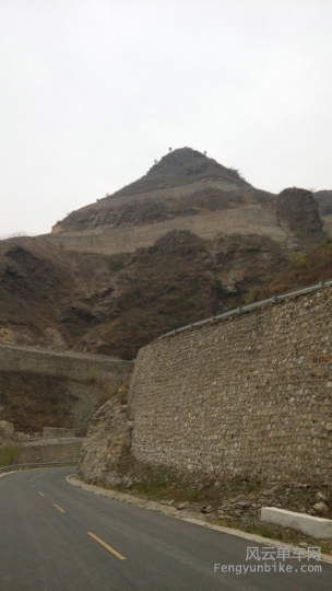 低头猛走，猛然抬头，瞬间跪了，路在天上