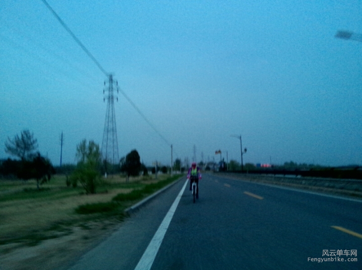 出发不久就遇见了，两位骑友，一男一女，一老一少，开始没觉得，骑着骑着就发现两个人都身怀绝技。 ... ... ...