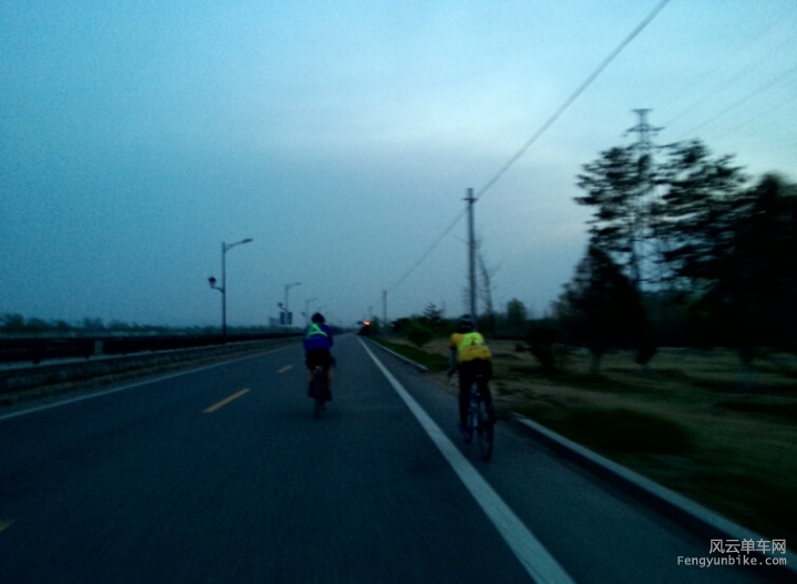 路上遇到两个骑麟骑友，好像见过面，打了声招呼，撵不上。