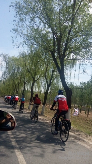 群友们带着全群人的爱心向太阳村行进