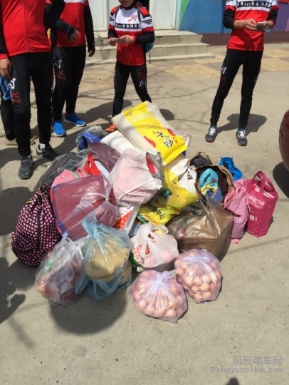 这点东西对于太阳村的孩子来说，杯水车薪，可是却代表着群里几十人的爱心，代表着一股正能量！ ... ... ... ...