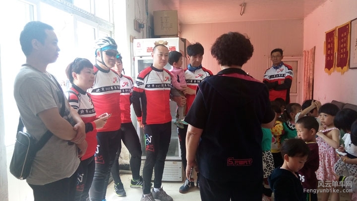 太阳村的村长张奶奶在给我们讲解太阳村的情况