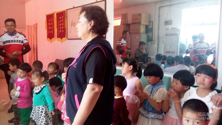 太阳村的张奶奶与孩子们