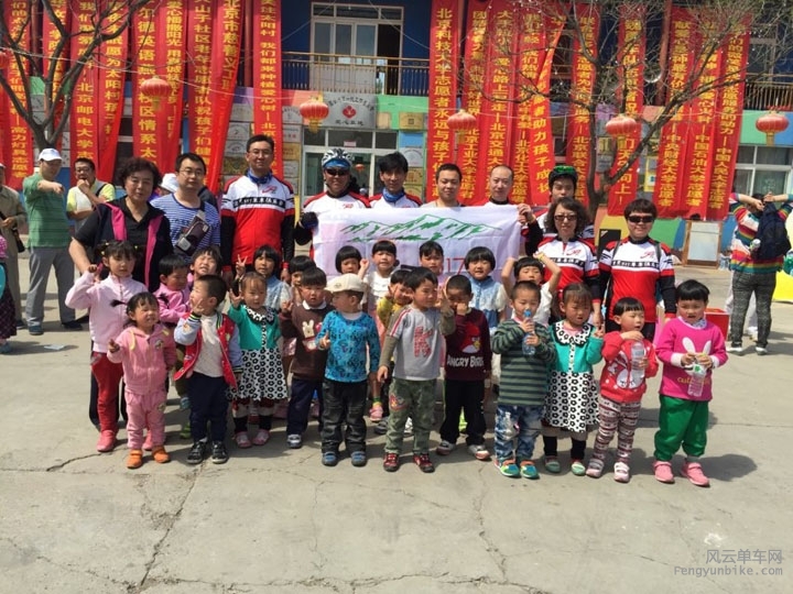 太阳村的小朋友、张奶奶与队友们合影