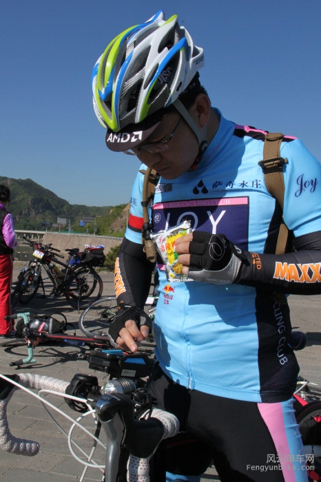 安西在查看路线，备用电池电量不足。