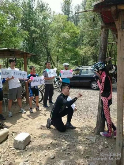 美女这一刻是啥心情呢？哈哈。