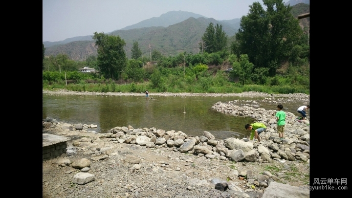 第一个到目的地，小伙伴们还没来。