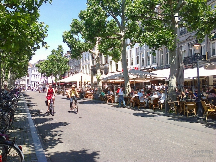 荷兰马城露天酒吧人满为患