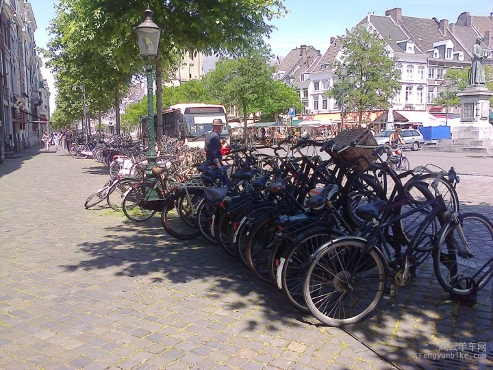 荷兰马城中心的自行车