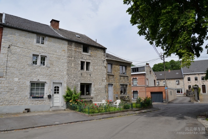 坡底村子里的传统房子