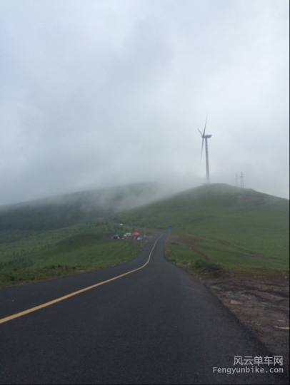 云雾缭绕的天路