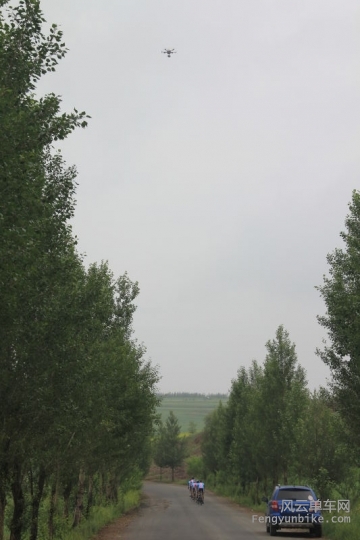 脑袋顶上一个航拍   还挺高