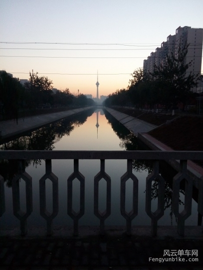 20141109骑行04定慧桥永定河引水渠看中央电视塔.jpg