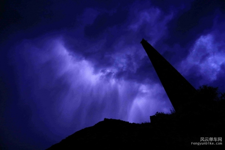 云中闪电映碉王.jpg