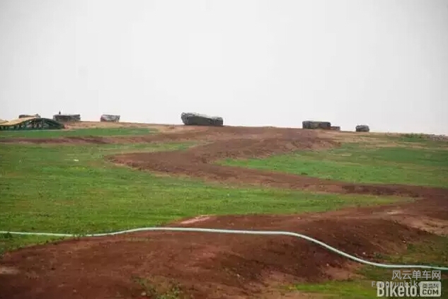 廊坊永定河自行车运动公园位于永定河畔南岸，在106国道西侧