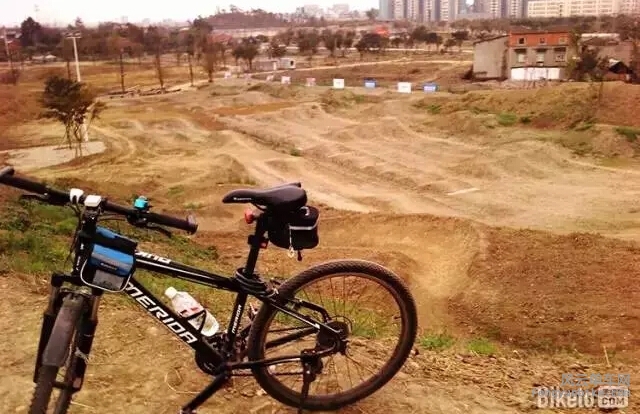 美洲单车公园是中国最大的城市单车公园，位于成都三环路外侧。