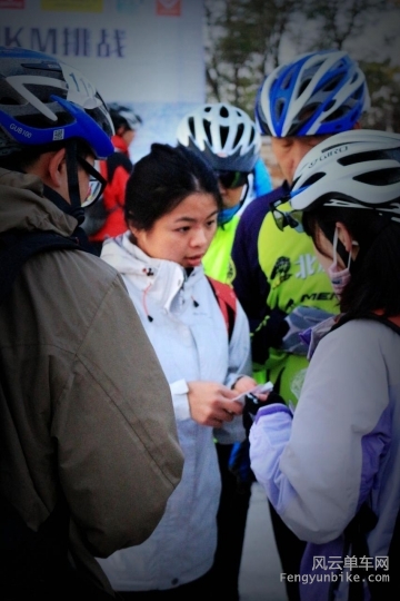 那人就在人多处