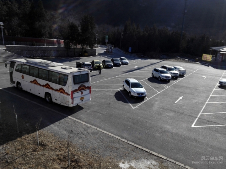 12、潭柘寺停车场.jpg
