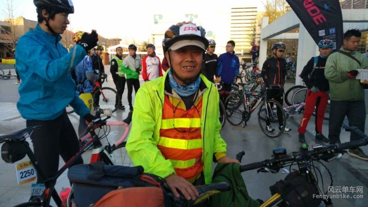 队员们在签到领补给