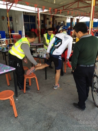 天鹅救援队为队员做护理