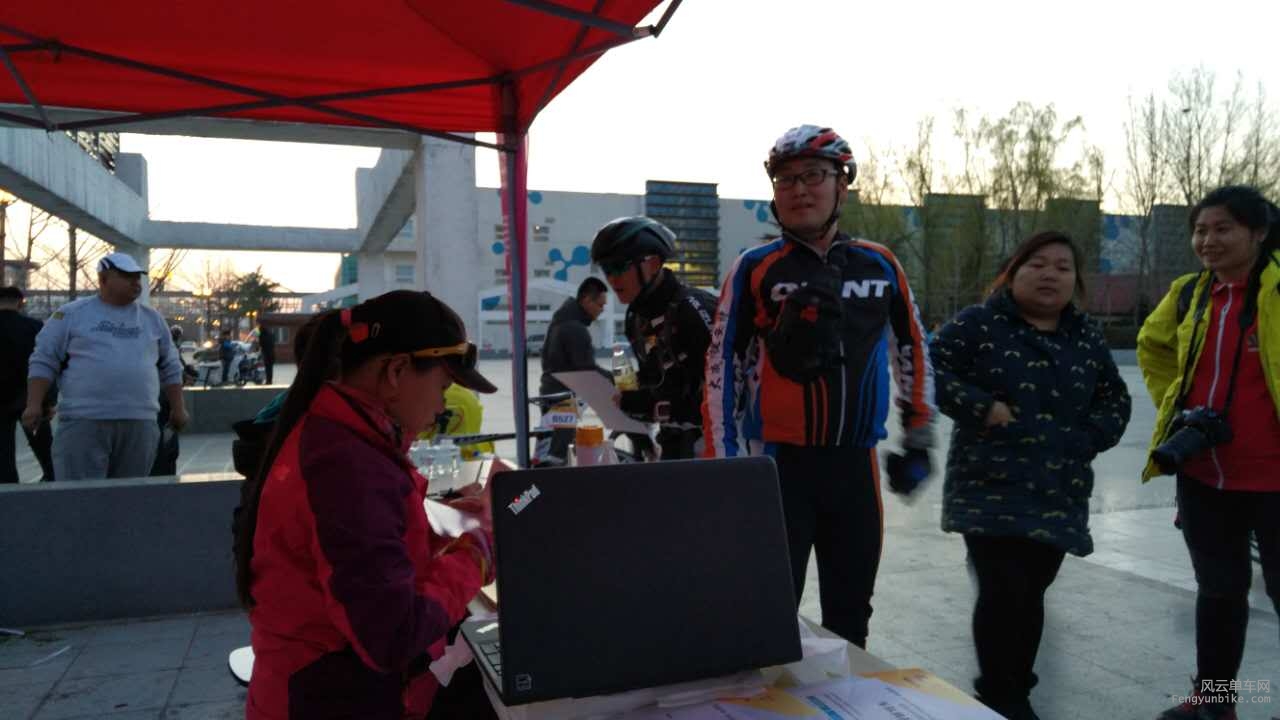 燕子代表志愿者在坚守着勇士们的归来