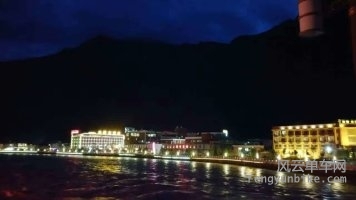 夜幕下的波密，奔腾的帕隆藏布江