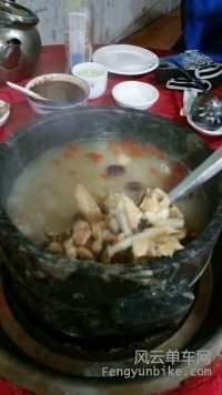 鲁朗石锅鸡，非常著名，的确非常的好吃