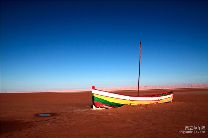 摄图网-在突尼斯的沙漠中的一条船_副本.jpg