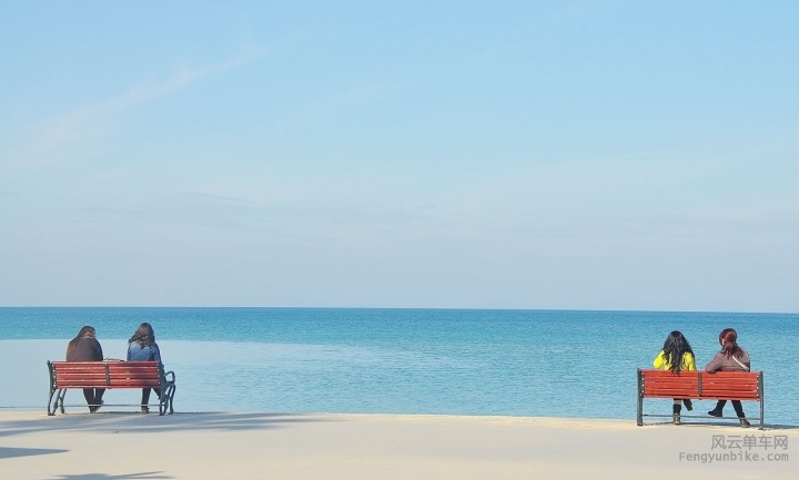 摄图网-海滩边静坐的游客 (2).jpg