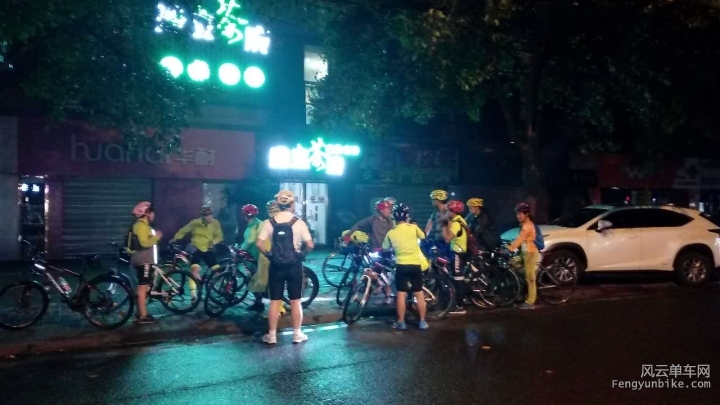 #8天川藏极限挑战# 2017-05-20 22:22:58，四川省成都市武侯区晋吉北路245，小雨，微风，摄氏26~20℃。热情 ...