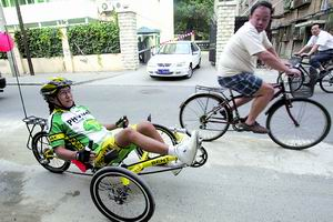 自行车爱好者自制“躺车”玩漂移(京华时报)