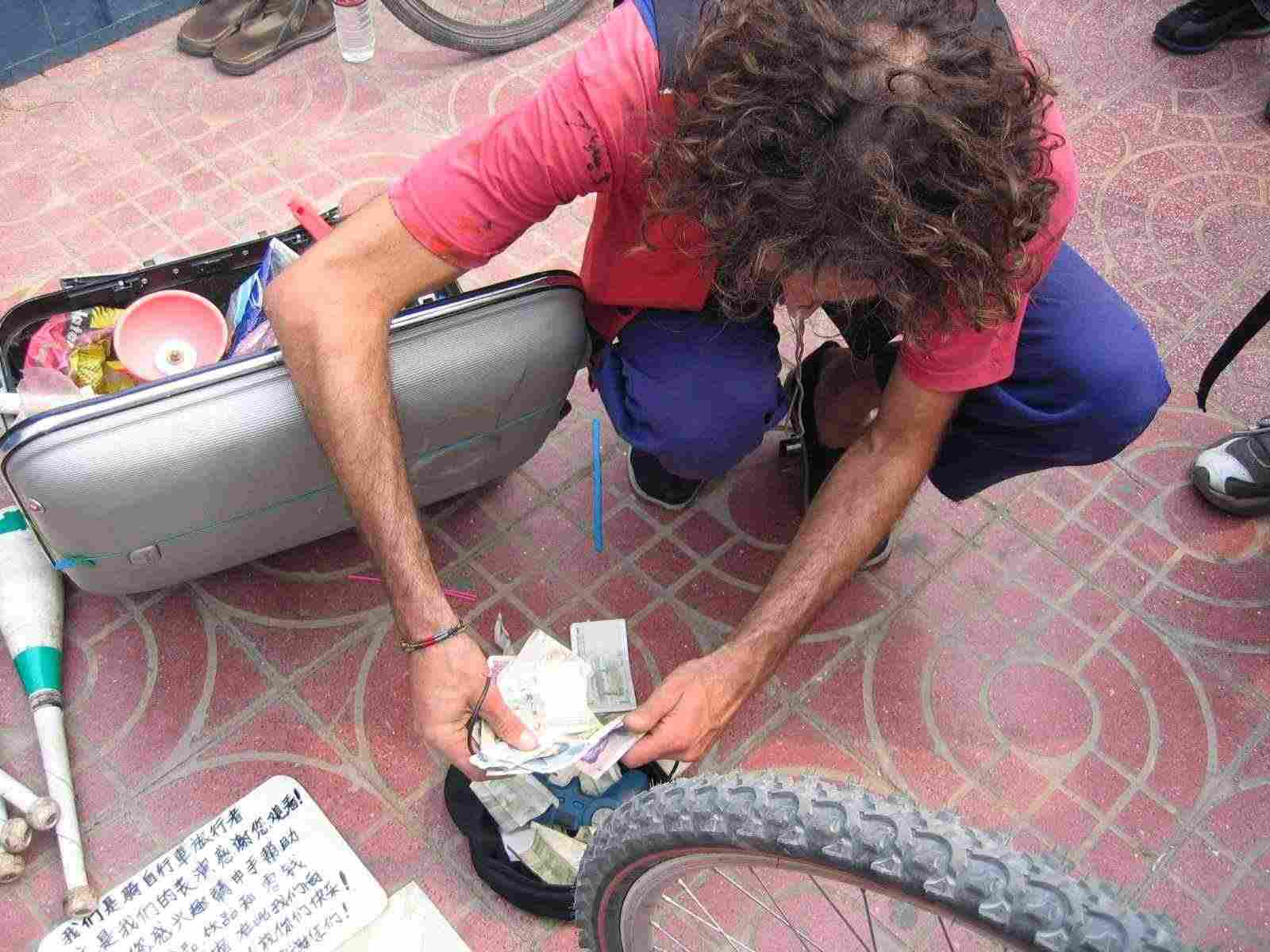 长安街上遇到的一位意大利骑自行车自费旅游的小伙子