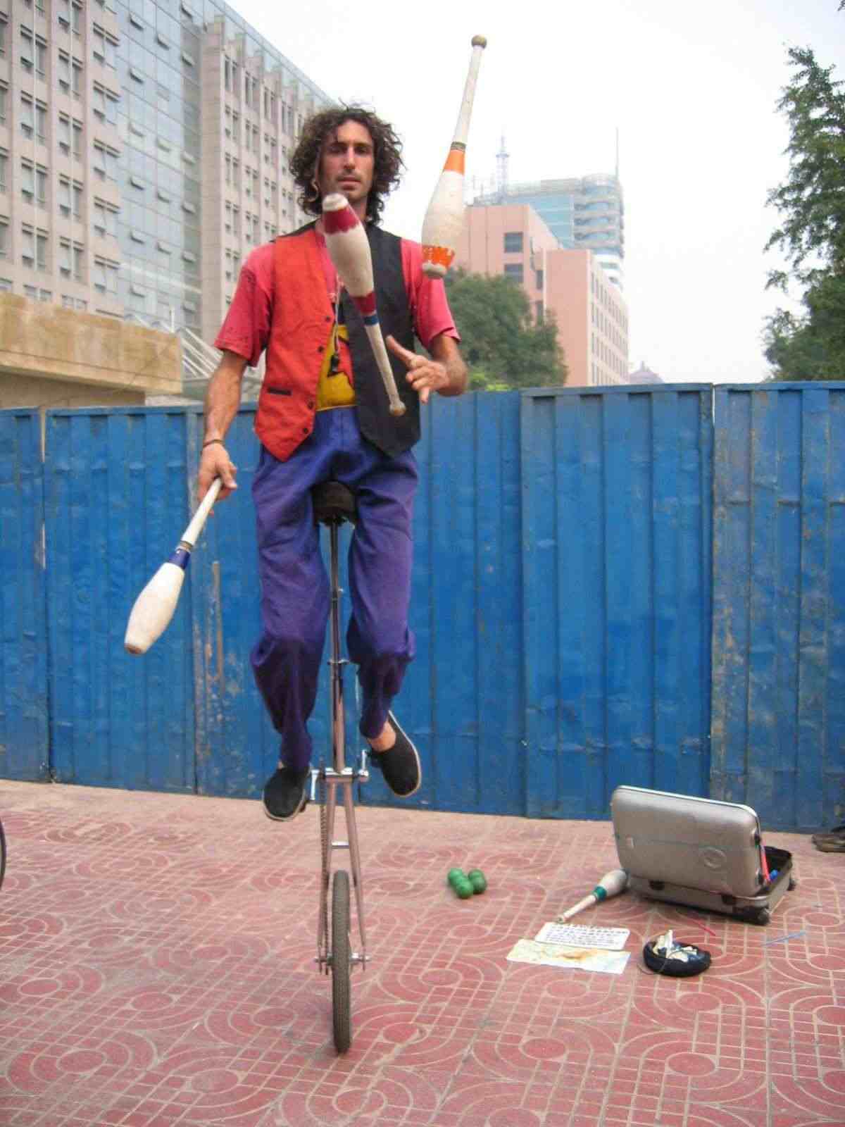 长安街上遇到的一位意大利骑自行车自费旅游的小伙子