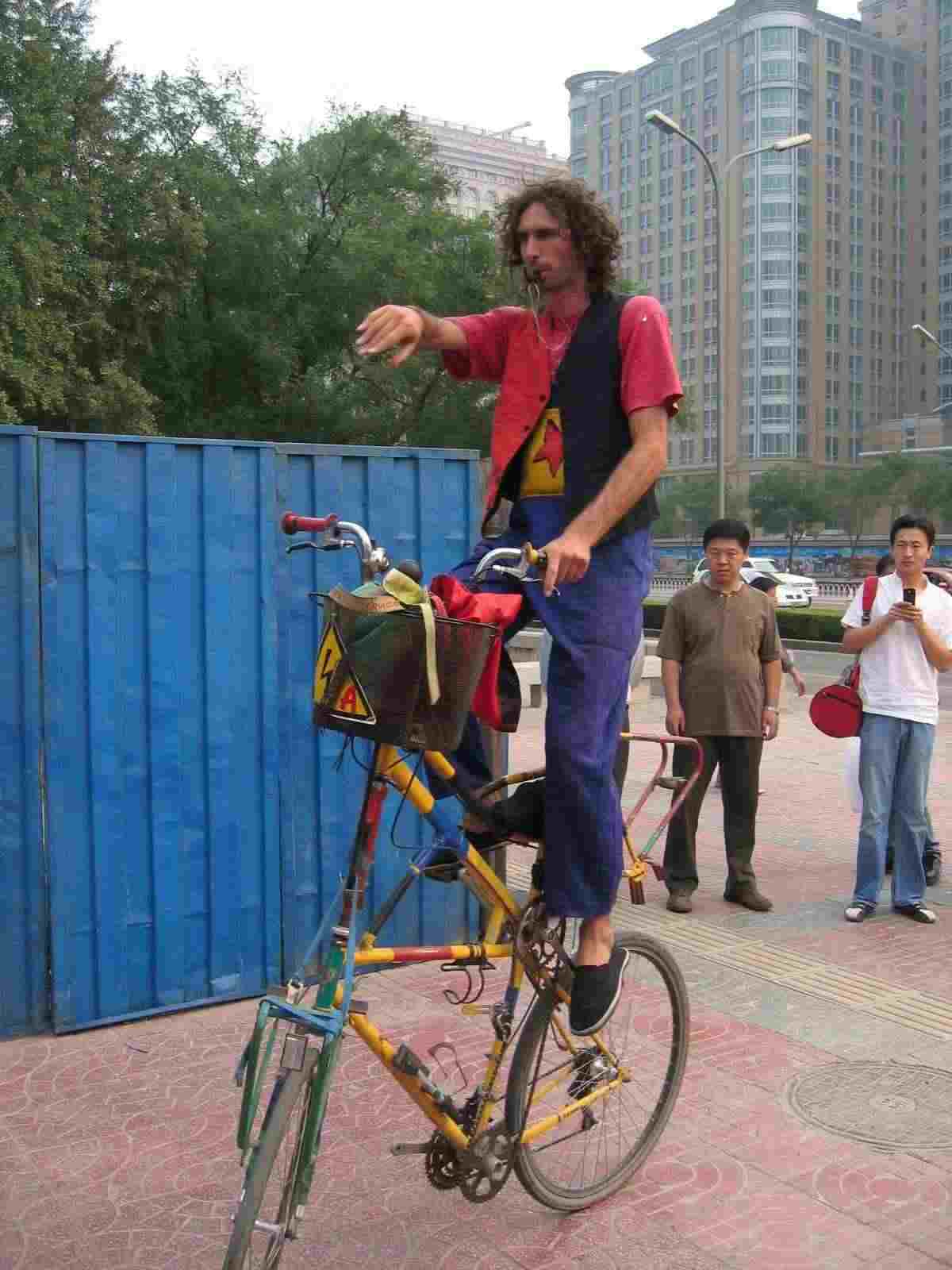 长安街上遇到的一位意大利骑自行车自费旅游的小伙子