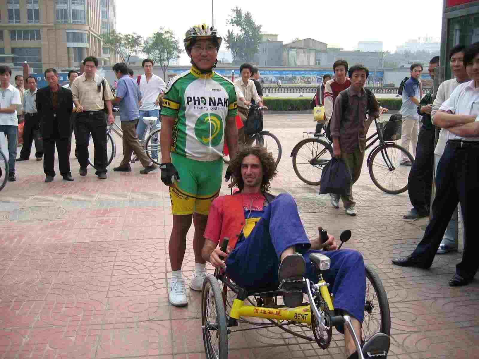 长安街上遇到的一位意大利骑自行车自费旅游的小伙子